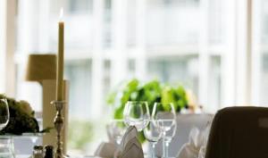 un gruppo di bicchieri da vino seduti su un tavolo di Hotel am Waldbad a Uelsen