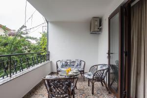 een balkon met een tafel en stoelen en een raam bij Guest apartment "Perunika" in Plovdiv