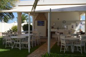 A restaurant or other place to eat at Apartamento 150m da praia de Canoa Quebrada