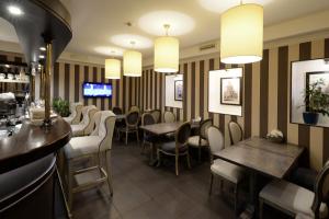 מסעדה או מקום אחר לאכול בו ב-Business Hotel Vremena Goda