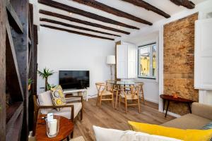 een woonkamer met een bank en een tafel bij WHome | São Vicente Deluxe Apartment in Lissabon