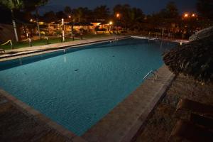 A piscina localizada em Porto Preguiças Resort ou nos arredores