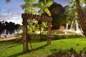 Um jardim em Porto Preguiças Resort