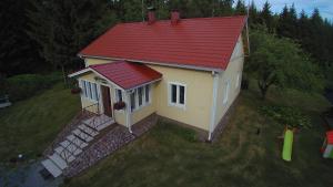 a model of a small house with a red roof at B&B Kommee Kurki in Sastamala