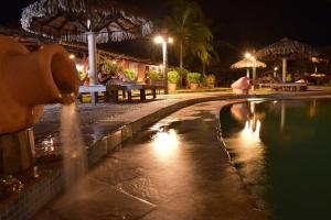 A piscina localizada em Porto Preguiças Resort ou nos arredores