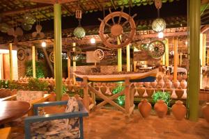 Um restaurante ou outro lugar para comer em Porto Preguiças Resort