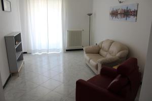 sala de estar con sofá y silla en casa angela en Castellana Grotte