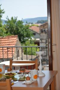 einen Tisch mit Eiern und Teller mit Lebensmitteln auf einem Balkon in der Unterkunft Apartments Lans in Vodice
