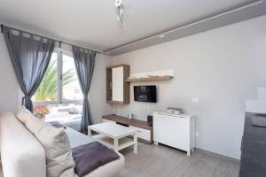 1 dormitorio con cama blanca y ventana en Tagoro Park, en Costa del Silencio