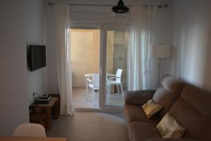 A television and/or entertainment centre at Apartamento Playa Victoria - Cádiz