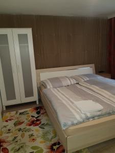 シュタンスにあるHaus Alpenblickの花柄のラグ付きのベッドが備わるベッドルーム1室が備わります。