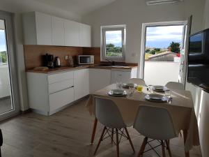 Kuchyň nebo kuchyňský kout v ubytování Apartmani Nora Štinjan