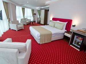 Postel nebo postele na pokoji v ubytování Sky Tower Hotel