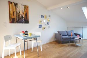 ニースにあるZe Perfect Place - Superbe Studio Vieux Nice - calme et climatiséのリビングルーム(テーブル、青いソファ付)