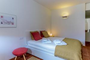 タヴィラにあるConvento das Bernardas Charming - Taviraのベッドルーム(白いベッド1台、赤いスツール付)