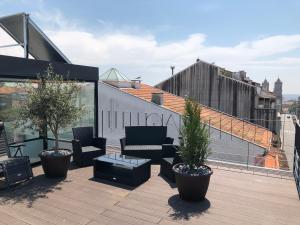 ポルトにあるURBAN VIEWS Terrace - Duplex Apartment "Maria Pia"の屋上に植物が植えられたパティオ