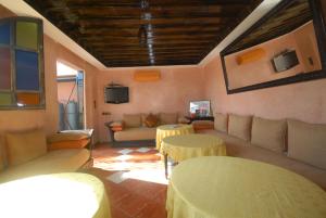 TV a/nebo společenská místnost v ubytování Riad Hôtel Belleville Marrakech