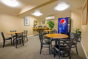 
The lounge or bar area at Travelodge by Wyndham Gardiner Yellowstone Park North Entr
