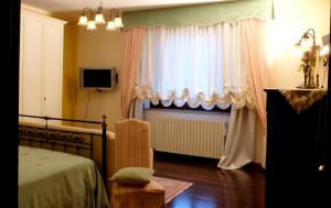 a bedroom with a bed and a window at B&B Le Rose in Siderno Marina