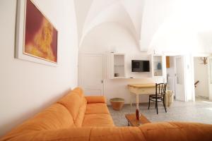 uma sala de estar com um sofá e uma mesa em Casa del sole em Ceglie Messapica