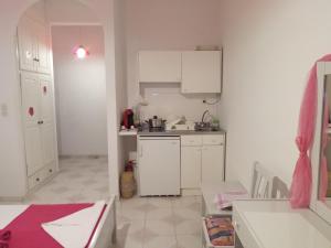 A kitchen or kitchenette at Drouga's Studios & Suites Astypalaia Greece Még 37 kép