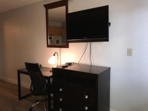 TV at/o entertainment center sa Belmont Inn & Suites Virginia Beach