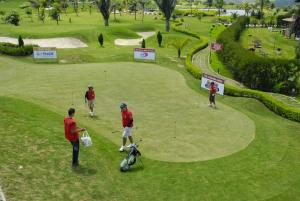 a group of people playing golf on a golf course at Cond. Águas da Serra, Bananeiras in Bananeiras