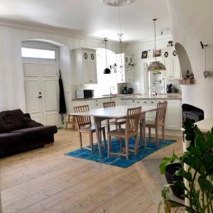 uma cozinha e sala de jantar com mesa e cadeiras em Specksrum 3 em Visby