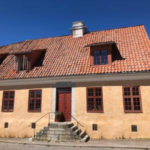 ein Gebäude mit rotem Dach und roter Tür in der Unterkunft Specksrum 3 in Visby