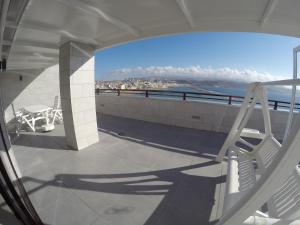 uma varanda com vista para o oceano e para as montanhas em Apartamentos Juan Pérez- Viviendas Vacacionales em Las Palmas de Gran Canaria