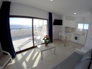 Una sala de estar con vista al mar. en Apartamentos Juan Pérez- Viviendas Vacacionales, en Las Palmas de Gran Canaria