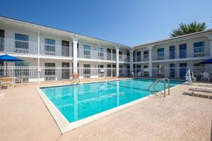 Bazén v ubytování Motel 6-Bryan, TX - University Area nebo v jeho okolí