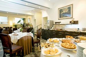 מסעדה או מקום אחר לאכול בו ב-Pinewood Hotel Rome