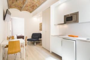 a kitchen and dining room with a table and chairs at BcnStop Sagrada Familia in Barcelona
