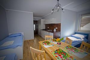 Kuchyň nebo kuchyňský kout v ubytování Ośrodek Dąbrówka + 16 fotografií