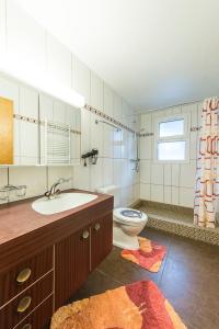 Koupelna v ubytování Apartmenthaus Kreuzbuche + 32 fotografií