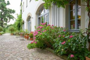 ein Gebäude mit rosa Blumen auf der Seite in der Unterkunft Hofgarten 1824 Hotel garni in Dresden