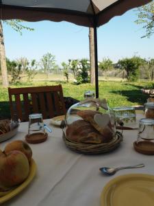 einen Tisch mit einem Korb Brot drauf in der Unterkunft La Fattoria Barbini B&B in Viterbo