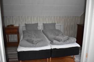 מיטה או מיטות בחדר ב-Stuga på landet