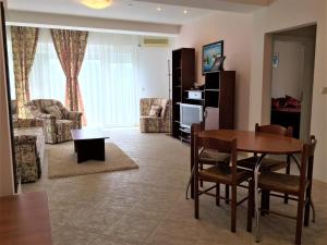 O zonă de relaxare la Club Topaz Apartments