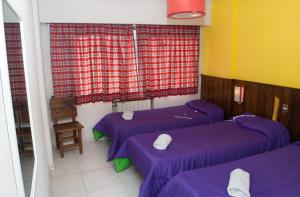 Postel nebo postele na pokoji v ubytování Marcopolo Inn Hostel Bariloche
