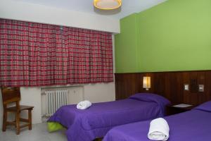 Postel nebo postele na pokoji v ubytování Marcopolo Inn Hostel Bariloche