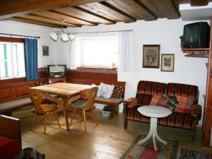 ein Wohnzimmer mit einem Tisch und einem Sofa in der Unterkunft Apartments Steffler in Grundlsee