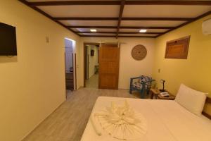 Cama ou camas em um quarto em Porto Preguiças Resort