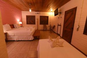 Cama ou camas em um quarto em Porto Preguiças Resort