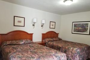 Giường trong phòng chung tại Bigfoot Motel