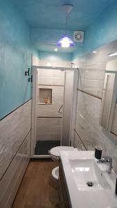 W łazience znajduje się umywalka, toaleta i prysznic. w obiekcie Il Larice w mieście Salbertrand