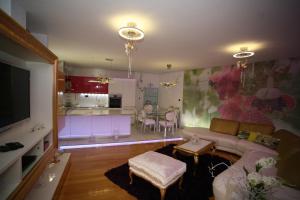 uma sala de estar com um sofá e uma mesa em Domus Apartments em Trogir