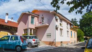 two cars parked in front of a building at Apartmani "STEFANOVIĆ" in Soko Banja