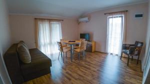TV a/nebo společenská místnost v ubytování Apartmani "STEFANOVIĆ"